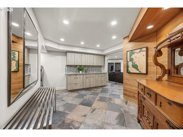 3115 Sw BENNINGTON Dr, Portland, OR 97205