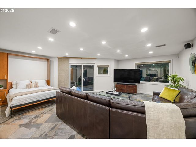 3115 Sw BENNINGTON Dr, Portland, OR 97205