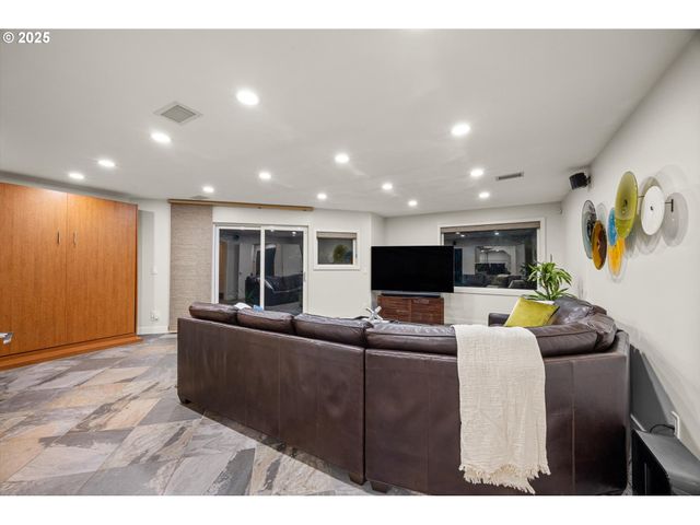 3115 Sw BENNINGTON Dr, Portland, OR 97205