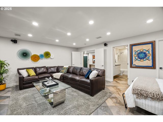 3115 Sw BENNINGTON Dr, Portland, OR 97205