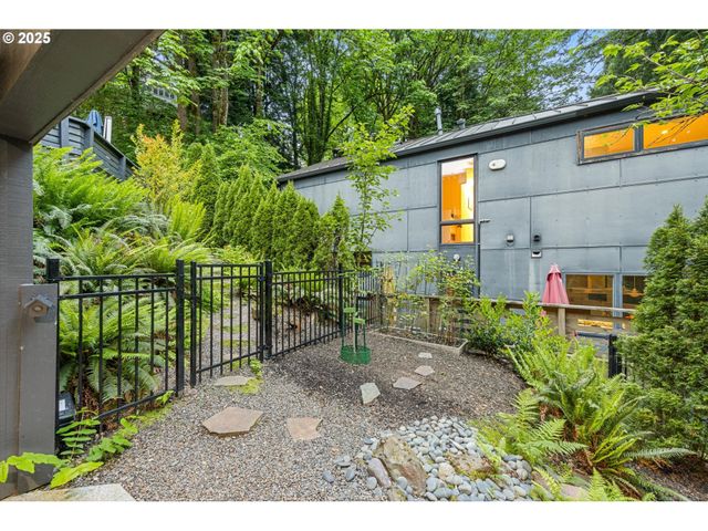 3115 Sw BENNINGTON Dr, Portland, OR 97205