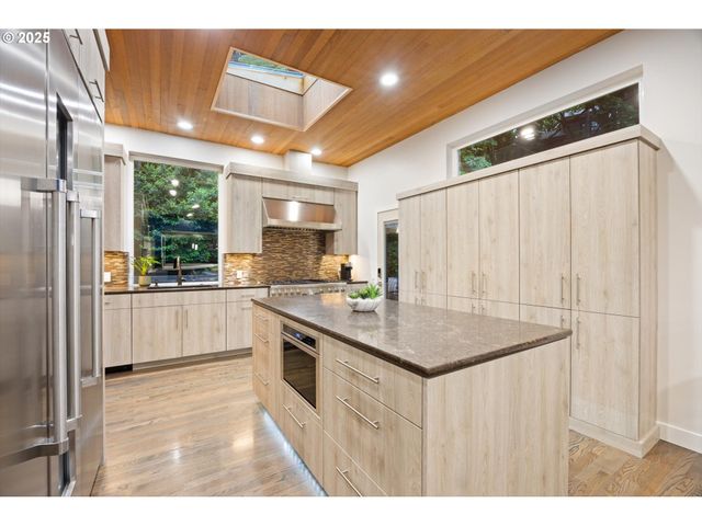 3115 Sw BENNINGTON Dr, Portland, OR 97205