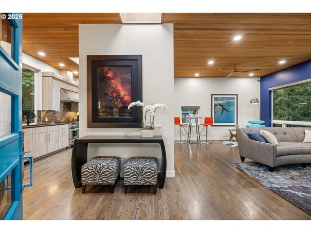 3115 Sw BENNINGTON Dr, Portland, OR 97205