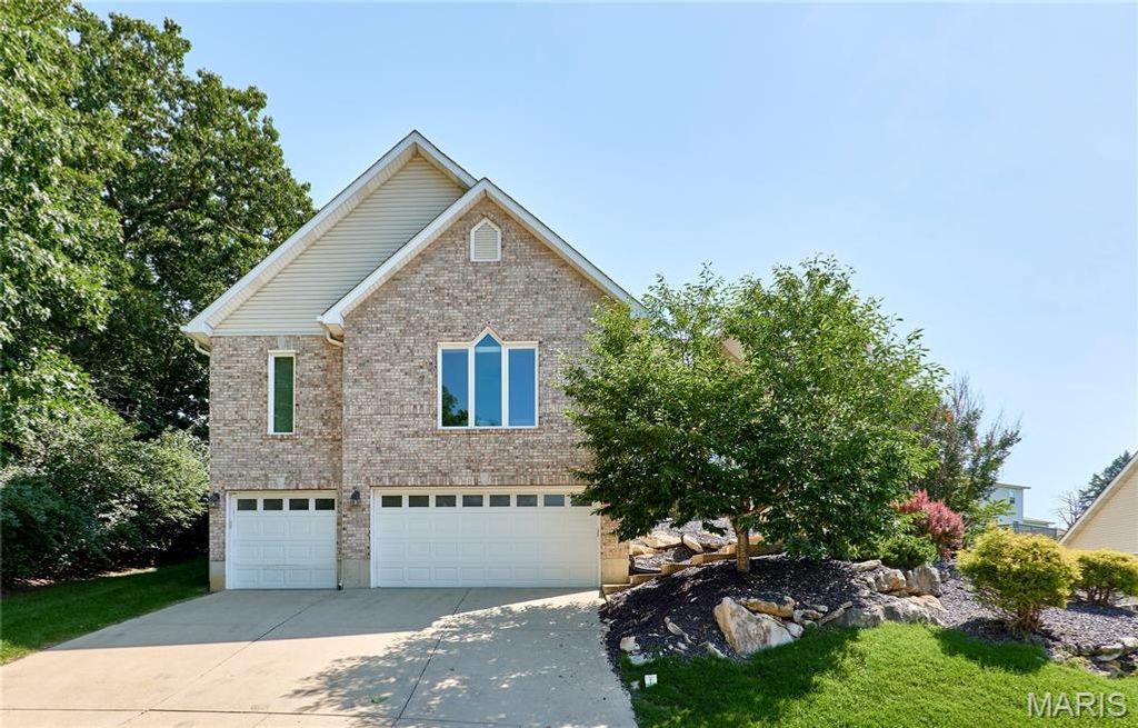 13222 Shady Green Drive, St Louis, MO 63128