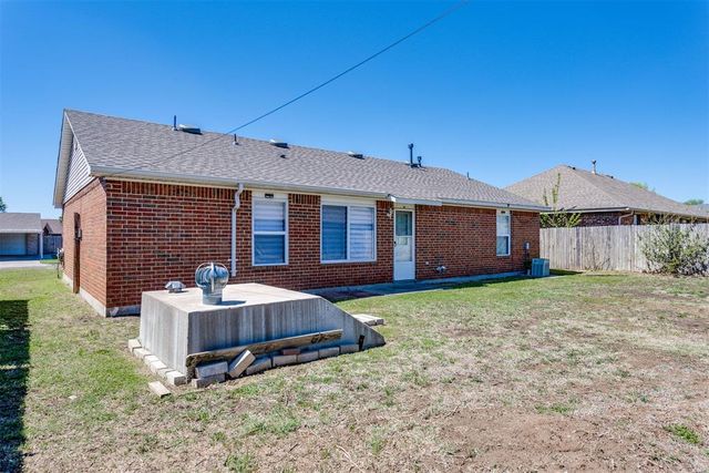 1725 Queensbury Drive, Moore, OK 73160