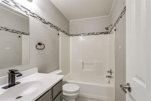 1725 Queensbury Drive, Moore, OK 73160