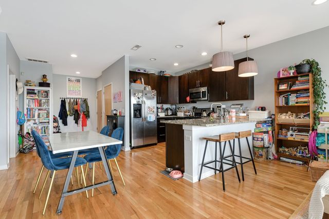 1822 W Irving Park Road 403, Chicago, IL 60613