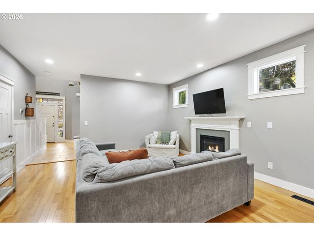 9250 Sw SAGERT St, Tualatin, OR 97062