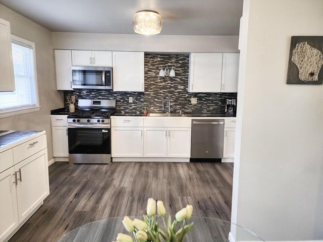 5925 N 75th STREET, Milwaukee, WI 53218