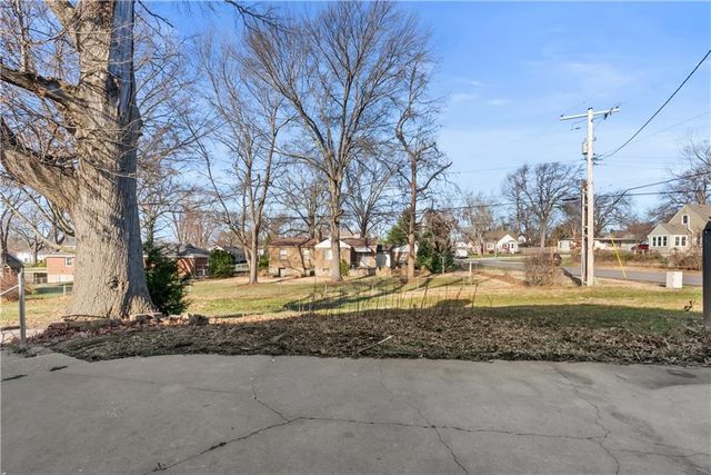 5702 Halsey Street, Shawnee, KS 66216