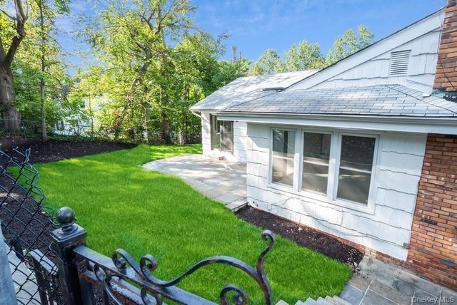 17 Vista Drive, Great Neck, NY 11021