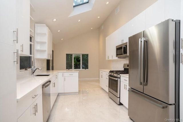 17 Vista Drive, Great Neck, NY 11021