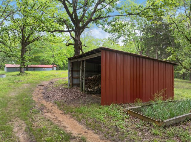 2855 Pine Knob Rd, Lexington, TN 38351