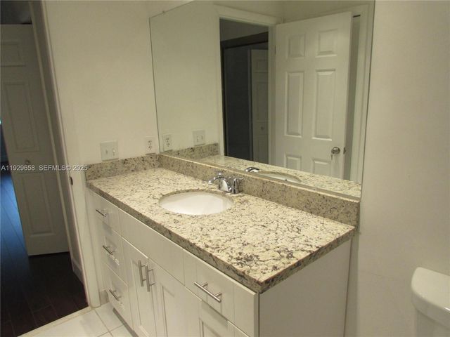 200 Lakeview Dr 108, Weston, FL 33326