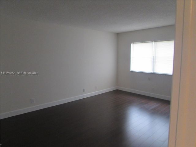 200 Lakeview Dr 108, Weston, FL 33326