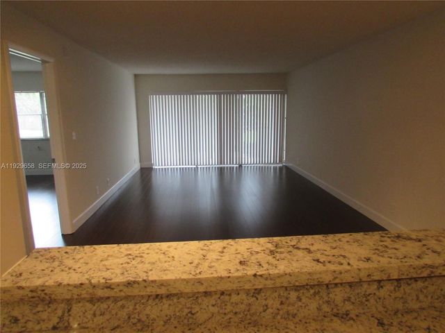 200 Lakeview Dr 108, Weston, FL 33326