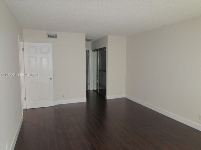 200 Lakeview Dr 108, Weston, FL 33326