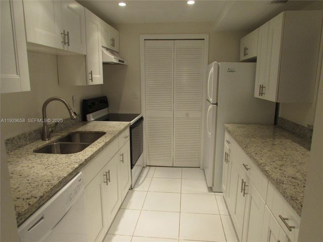 200 Lakeview Dr 108, Weston, FL 33326