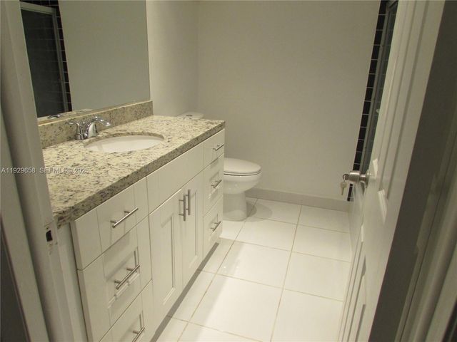 200 Lakeview Dr 108, Weston, FL 33326