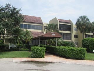 200 Lakeview Dr 108, Weston, FL 33326
