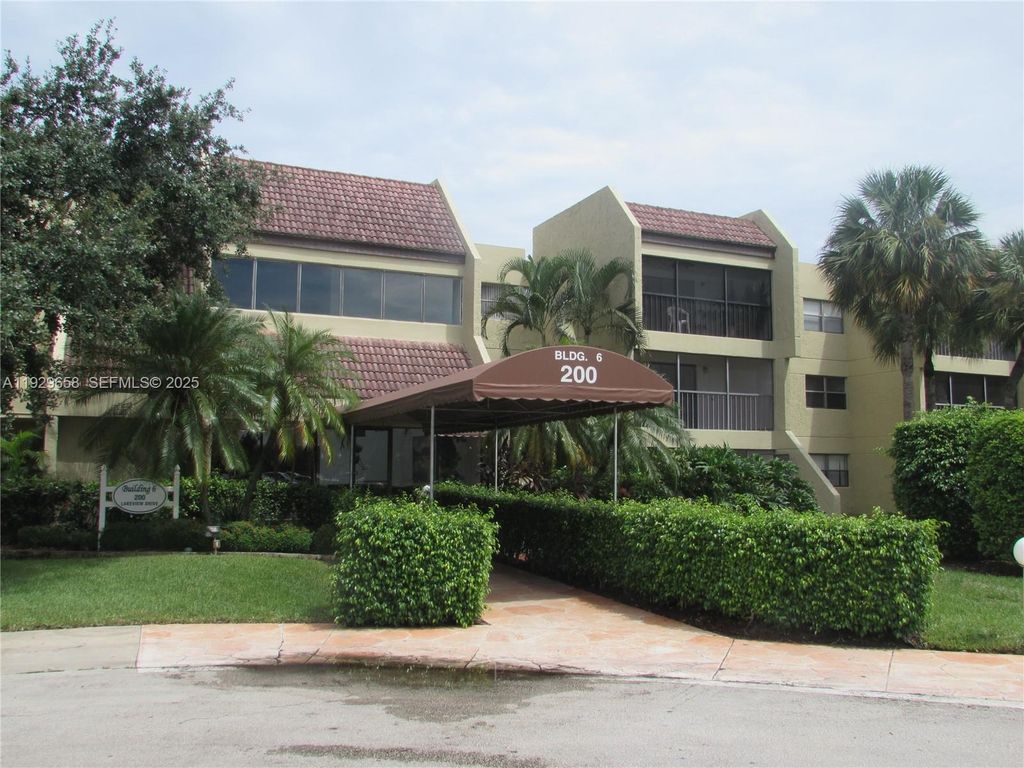 200 Lakeview Dr 108, Weston, FL 33326