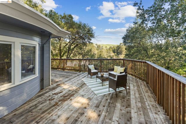 64 Valencia Rd, Orinda, CA 94563