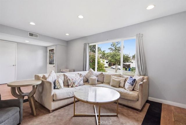 9533 Frankirst, North Hills, CA 91343