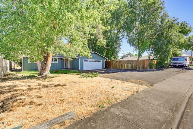 1995 Alpine Court, Medford, OR 97504