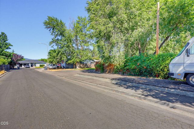 1995 Alpine Court, Medford, OR 97504