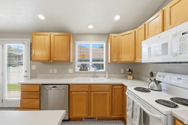 8462 S OAK FARM DR, West Jordan, UT 84081