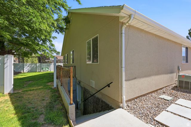 8462 S OAK FARM DR, West Jordan, UT 84081