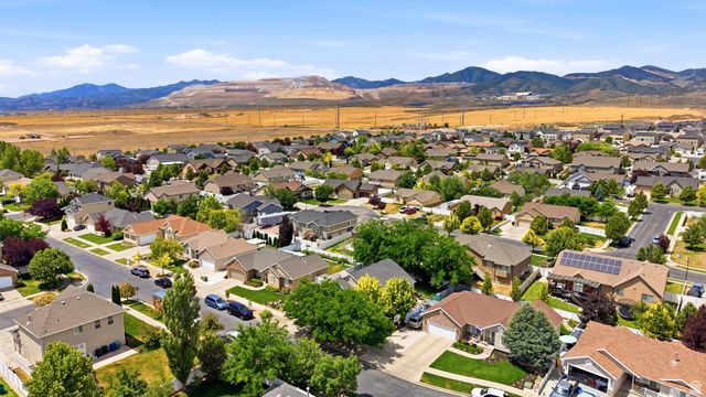 8462 S OAK FARM DR, West Jordan, UT 84081