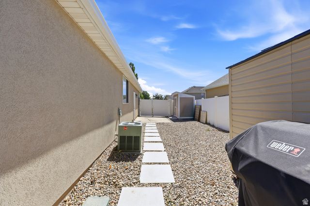 8462 S OAK FARM DR, West Jordan, UT 84081