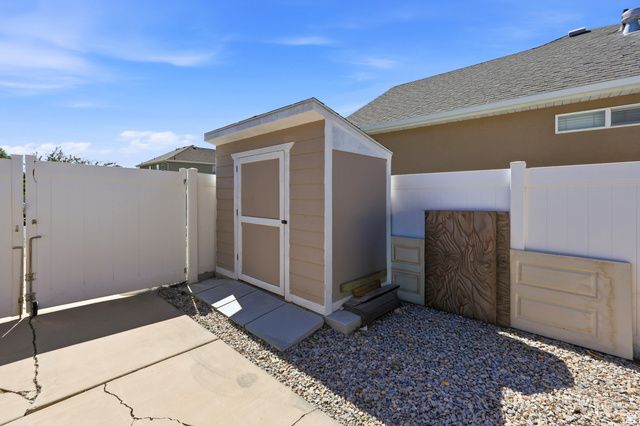 8462 S OAK FARM DR, West Jordan, UT 84081