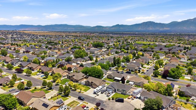 8462 S OAK FARM DR, West Jordan, UT 84081