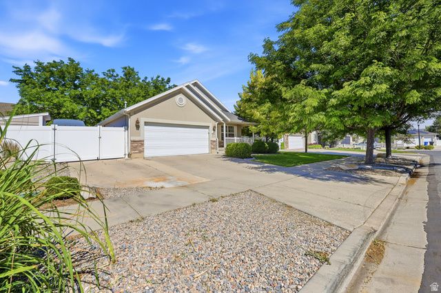 8462 S OAK FARM DR, West Jordan, UT 84081