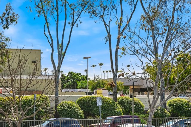 5252 Balboa Arms Dr 205, San Diego, CA 92117