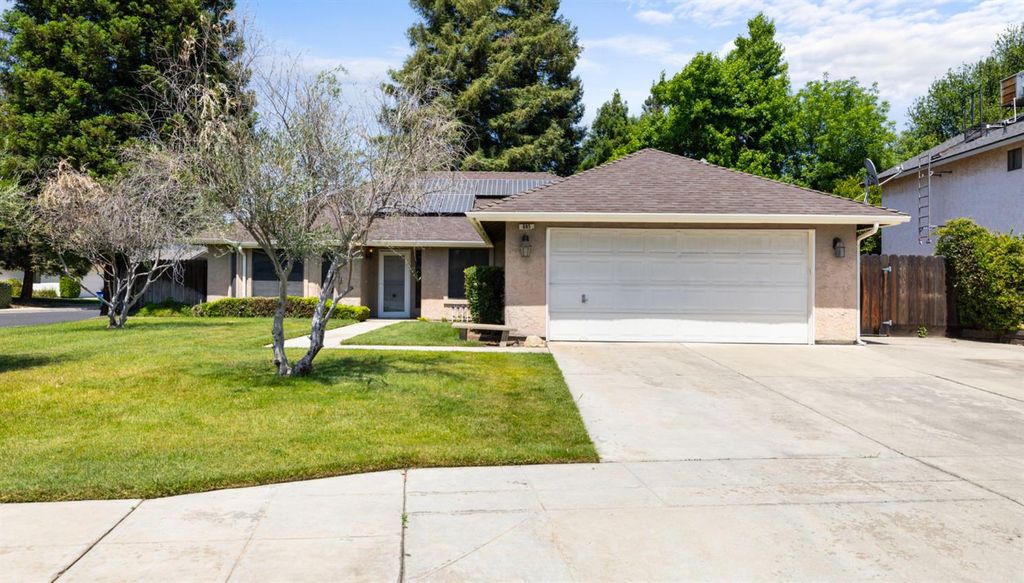 685 N Claremont Avenue, Clovis, CA 93611