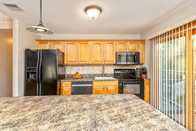 25 Fordham Place, Bay Shore, NY 11706