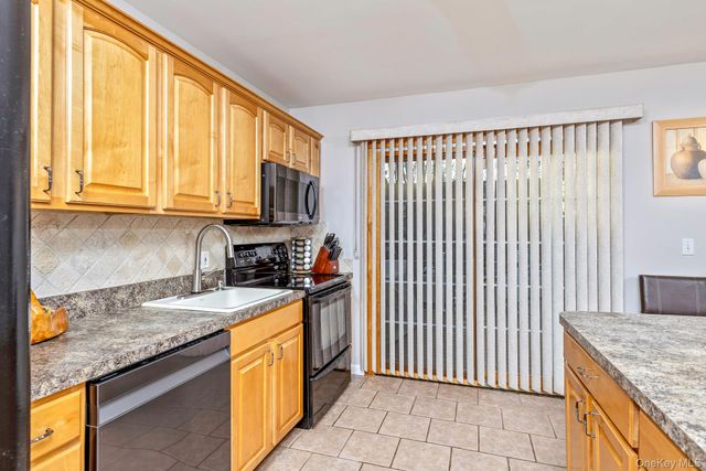 25 Fordham Place, Bay Shore, NY 11706