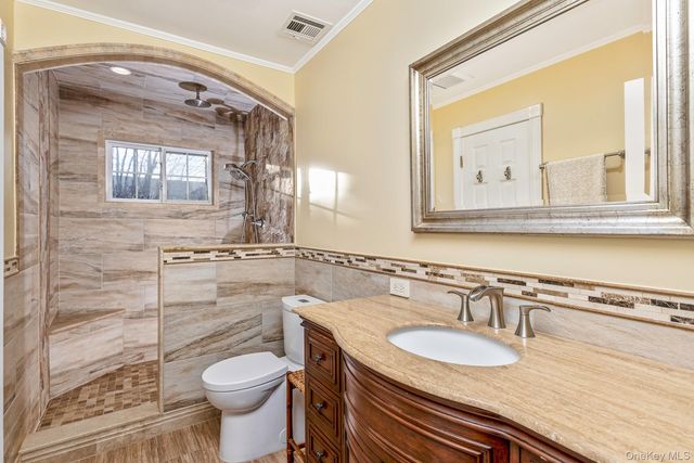 25 Fordham Place, Bay Shore, NY 11706