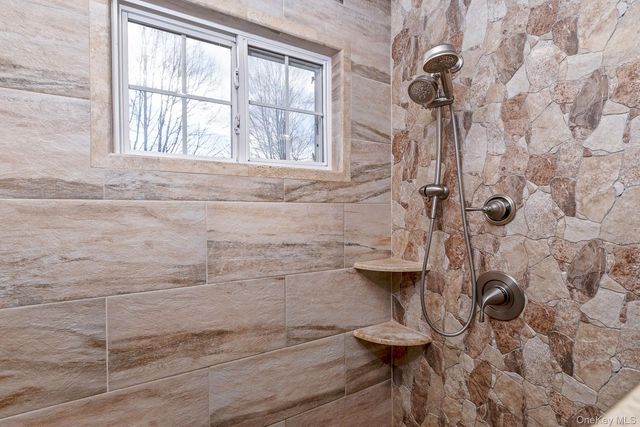 25 Fordham Place, Bay Shore, NY 11706