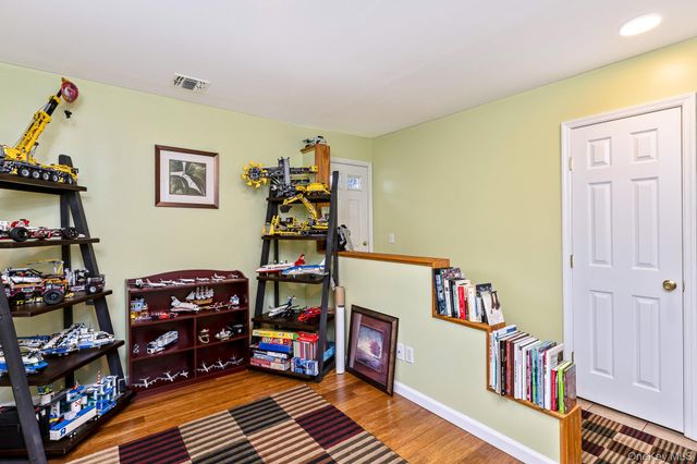 25 Fordham Place, Bay Shore, NY 11706