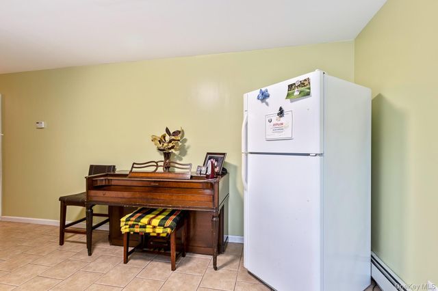 25 Fordham Place, Bay Shore, NY 11706