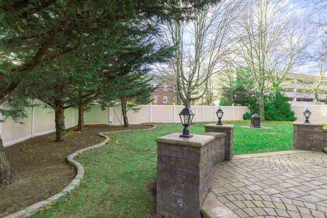 25 Fordham Place, Bay Shore, NY 11706