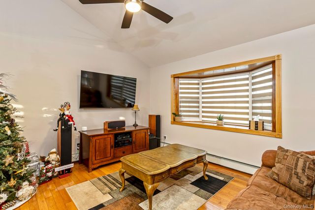 25 Fordham Place, Bay Shore, NY 11706