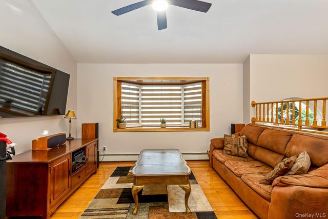 25 Fordham Place, Bay Shore, NY 11706