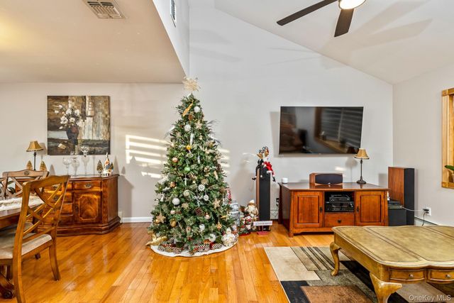 25 Fordham Place, Bay Shore, NY 11706