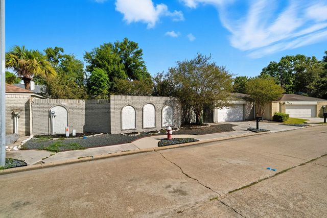 8359 Shadow Wind Drive, Houston, TX 77040
