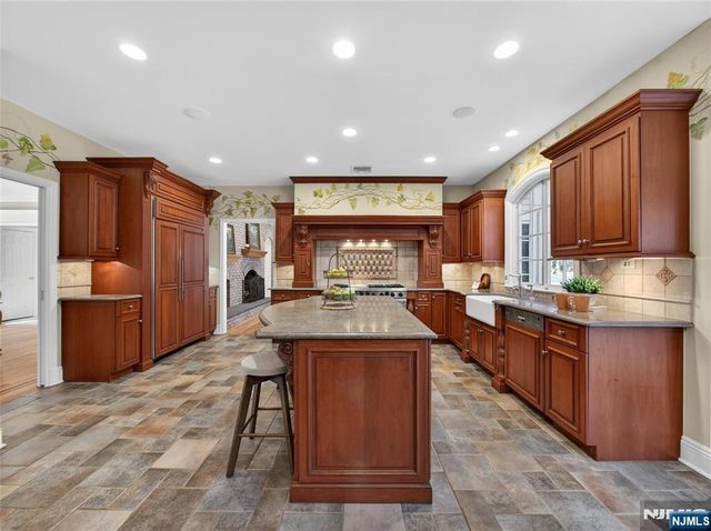 70 Hummingbird Court, Wyckoff, NJ 07481